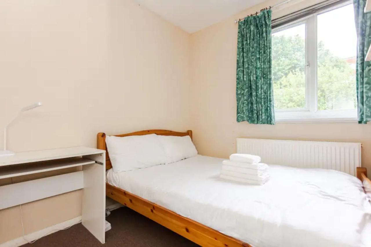 Homely 3 Bedroom House With A Garden Feriehus