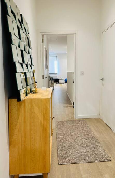Lägenhet Spacious Flat, Fast Wifi, Free Parking