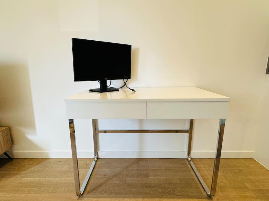 Lägenhet Spacious Flat, Fast Wifi, Free Parking London