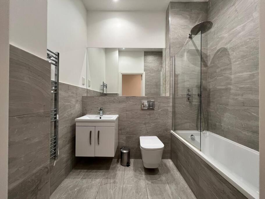 Lägenhet Spacious Flat, Fast Wifi, Free Parking London