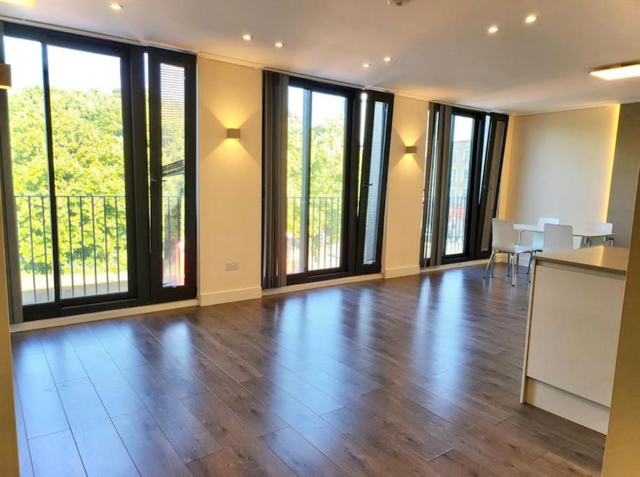 Luxuries 2 Bed Flat In Canary Wharf London