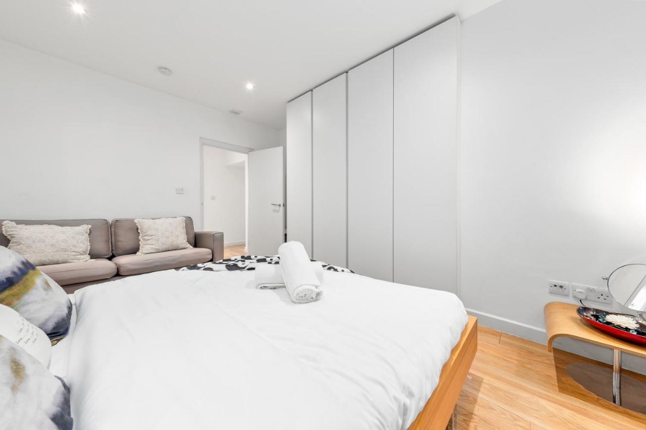 Lägenhet 3-bedroom Flat In Sleeps 14 Hy1 London