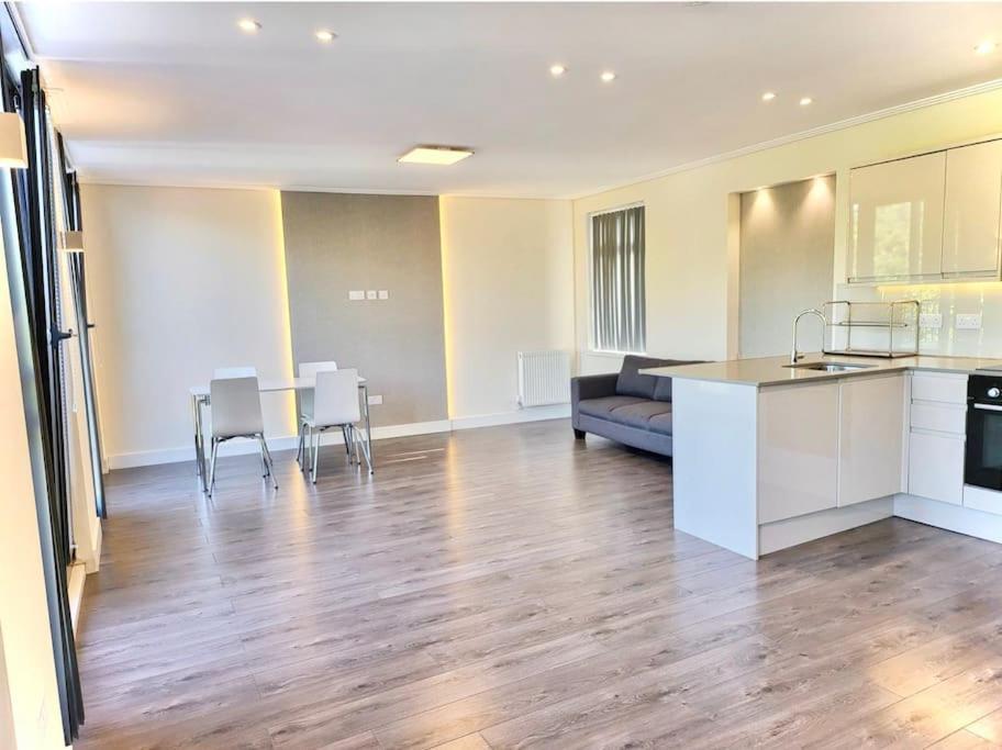 Luxuries 2 Bed Flat In Canary Wharf Apartment *