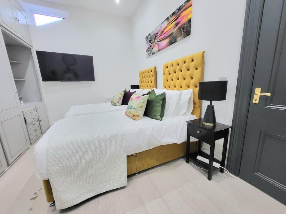 Spacious Six Bedrooms House By Sensational Short Lets & Serviced With 13 Beds, Free Parking, Free Wi-fi & Balcony * London