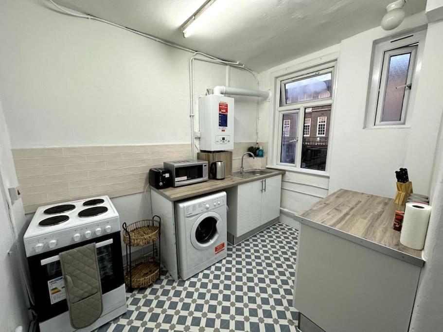 Incredible 2 Bedroom On Tower Bridge Lägenhet London