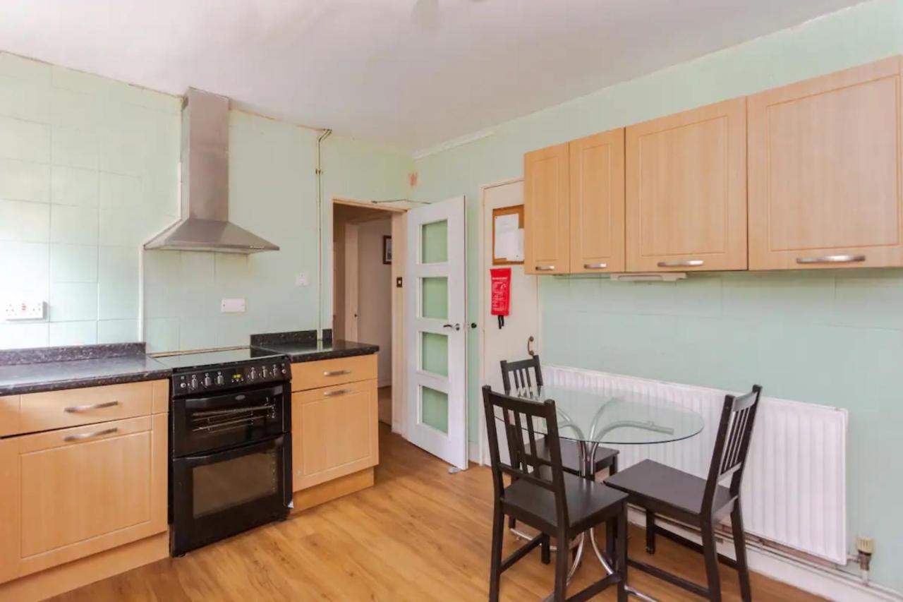 Homely 3 Bedroom House With A Garden Feriehus London