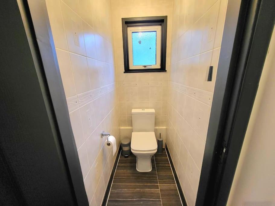 Spacious Six Bedrooms House By Sensational Short Lets & Serviced With 13 Beds, Free Parking, Free Wi-fi & Balcony Feriehus *
