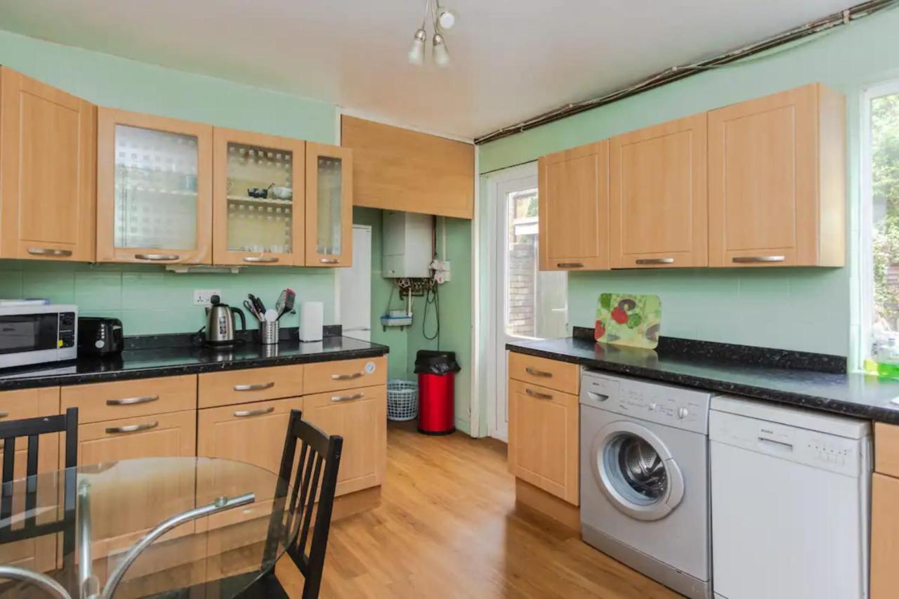 Homely 3 Bedroom House With A Garden Feriehus *