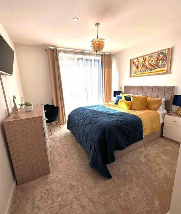 Spacious 2 Bed Flat Next To Elizabeth Line Lejlighed *