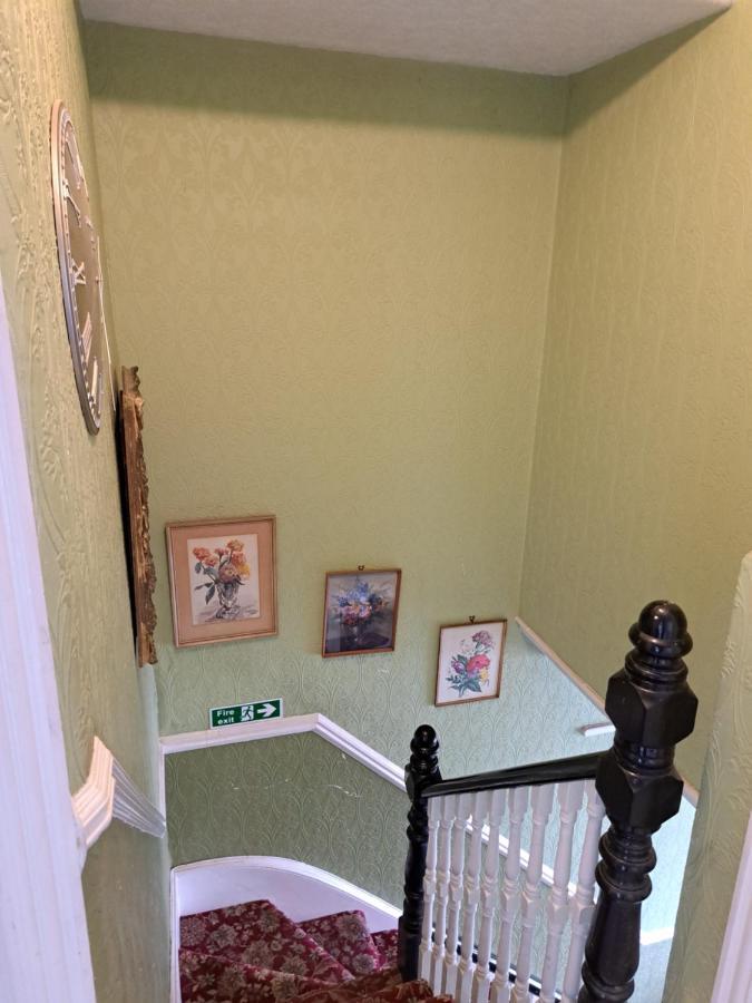 Luxury 5 Bedroom Near Seven Kings Train Station- 5 Room, 6 Bed And Sleeps 8 Guest London
