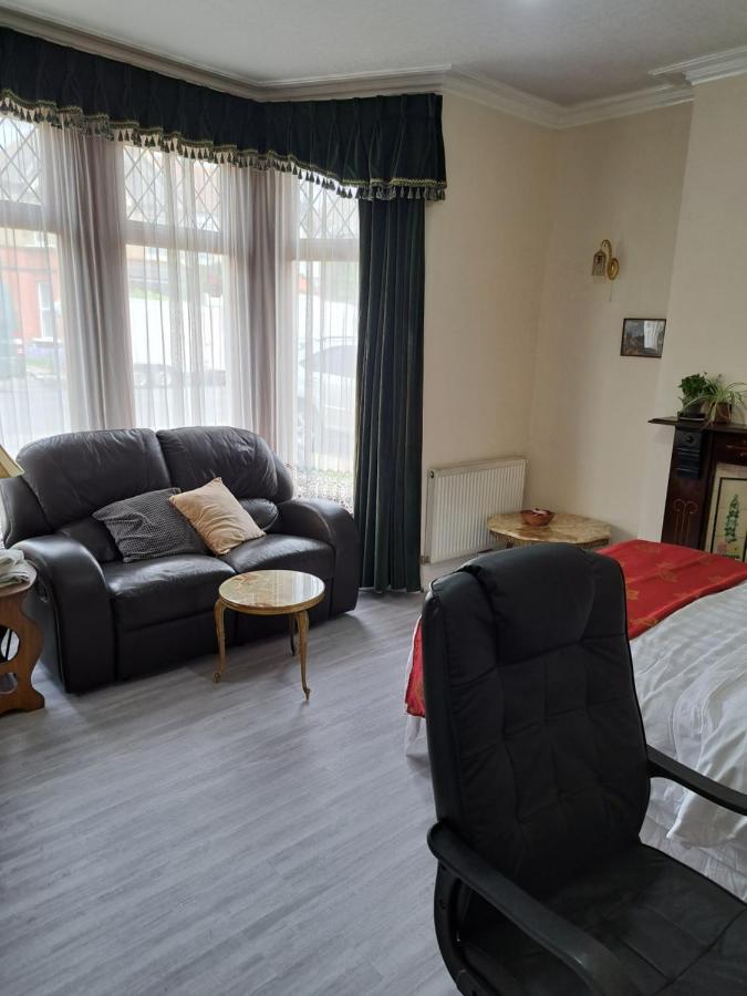 Luxury 5 Bedroom Near Seven Kings Train Station- 5 Room, 6 Bed And Sleeps 8 Guest Holiday home *