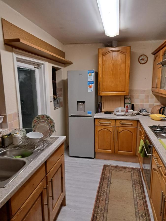 Luxury 5 Bedroom Near Seven Kings Train Station- 5 Room, 6 Bed And Sleeps 8 Guest London