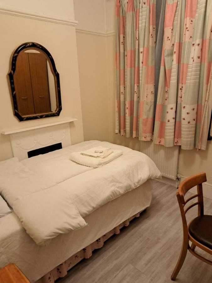 Luxury 5 Bedroom Near Seven Kings Train Station- 5 Room, 6 Bed And Sleeps 8 Guest * London