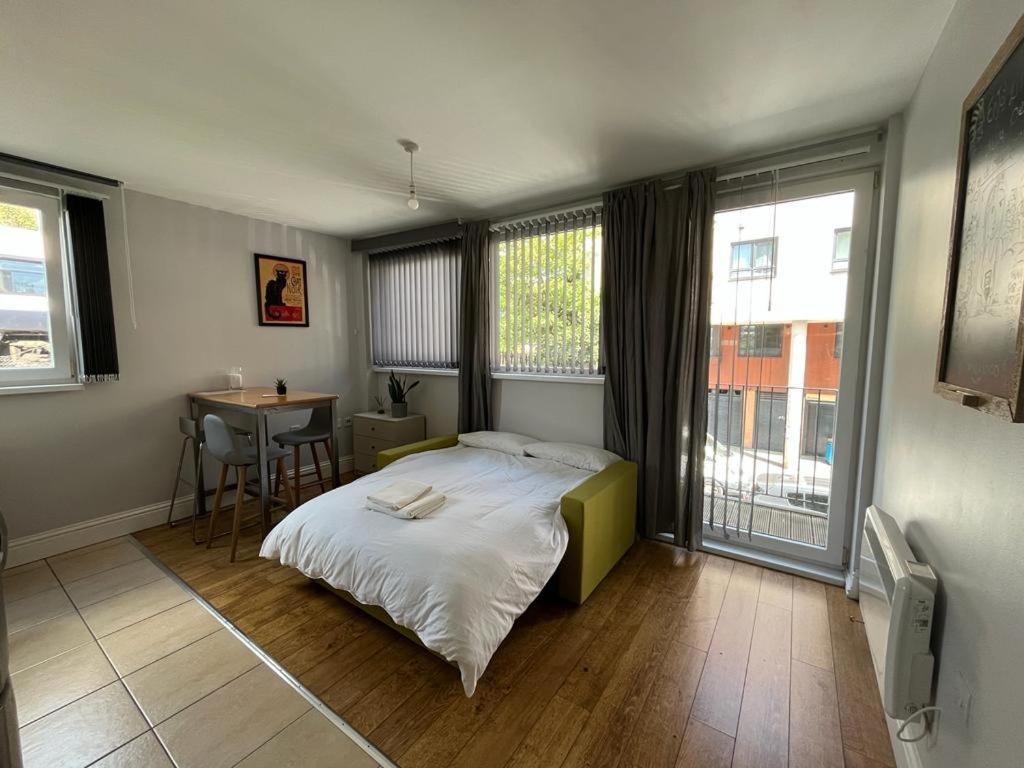Modern Flat Near Transports Apartment