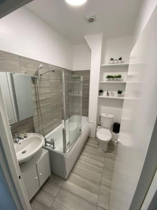 2 Bedroom Flat In * London