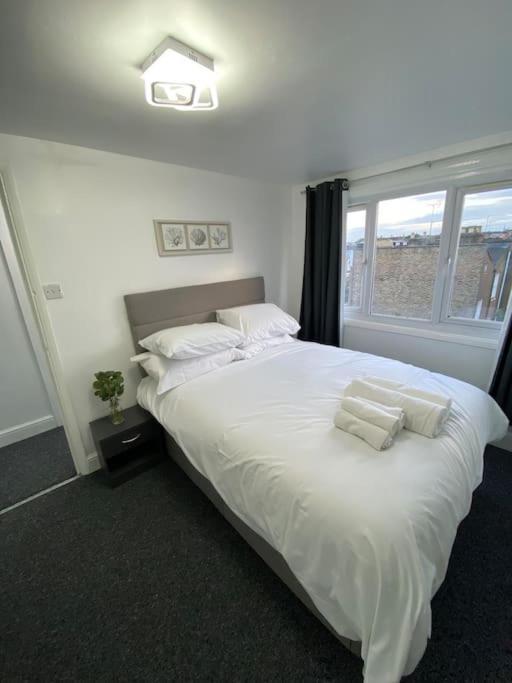 2 Bedroom Flat In * London