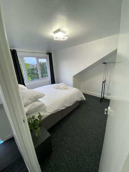 2 Bedroom Flat In * London