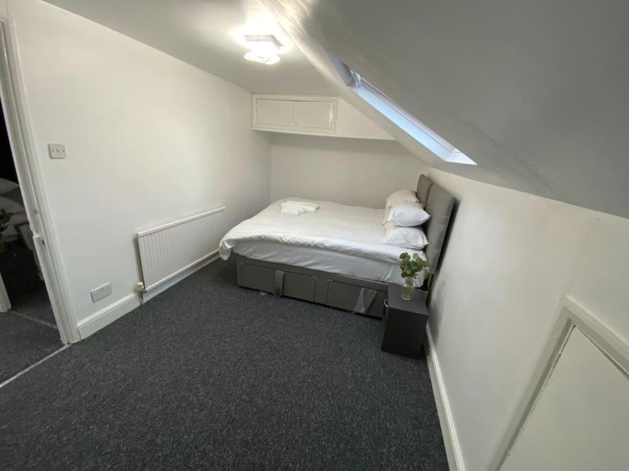 2 Bedroom Flat In London