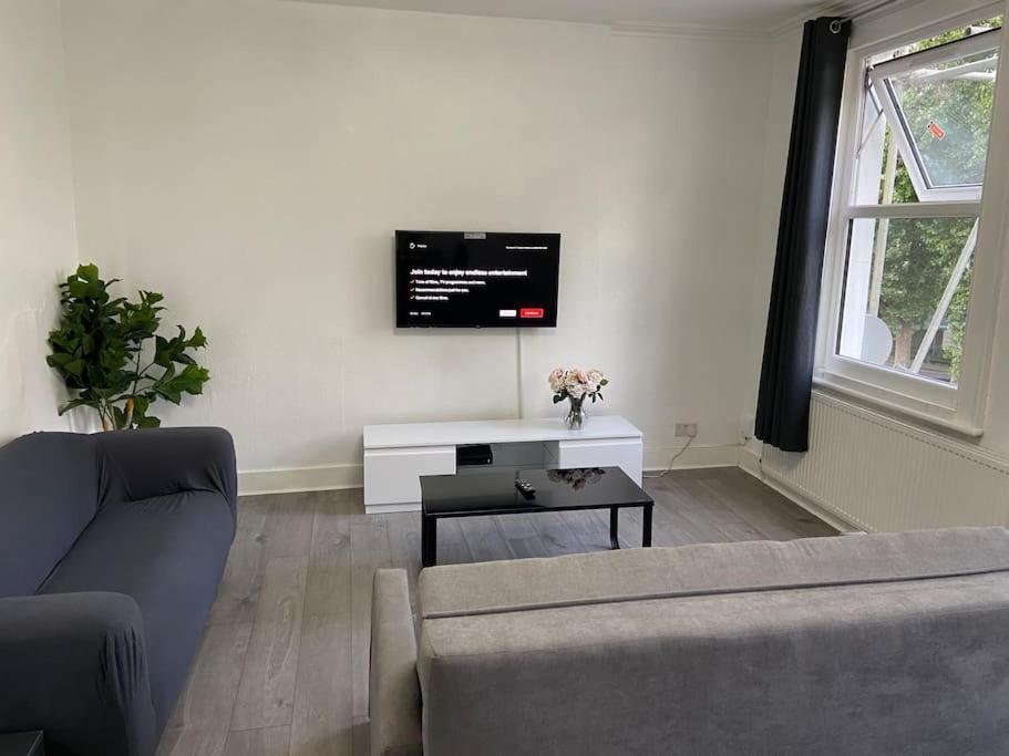 Apartment 2 Bedroom Flat In London