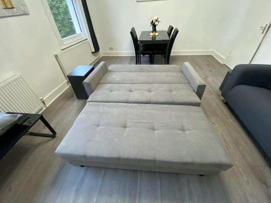 2 Bedroom Flat In London