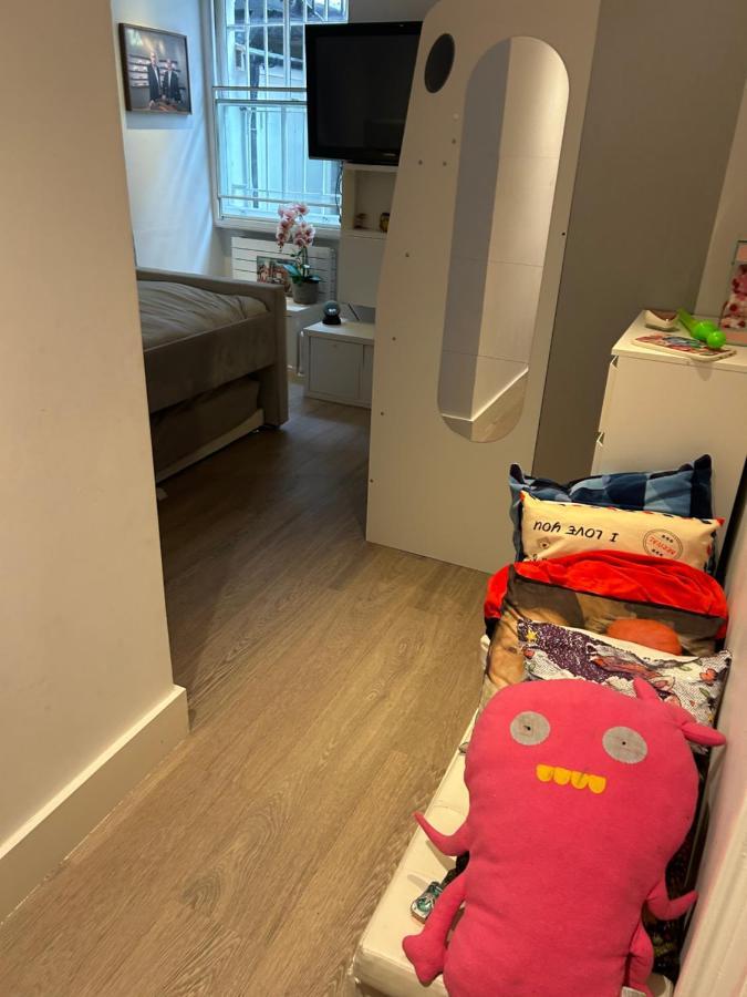 Beautiful Double In A Location Next To Various Tube Stations With Breakfast And Yoga Options Available On Site Privat bolig London