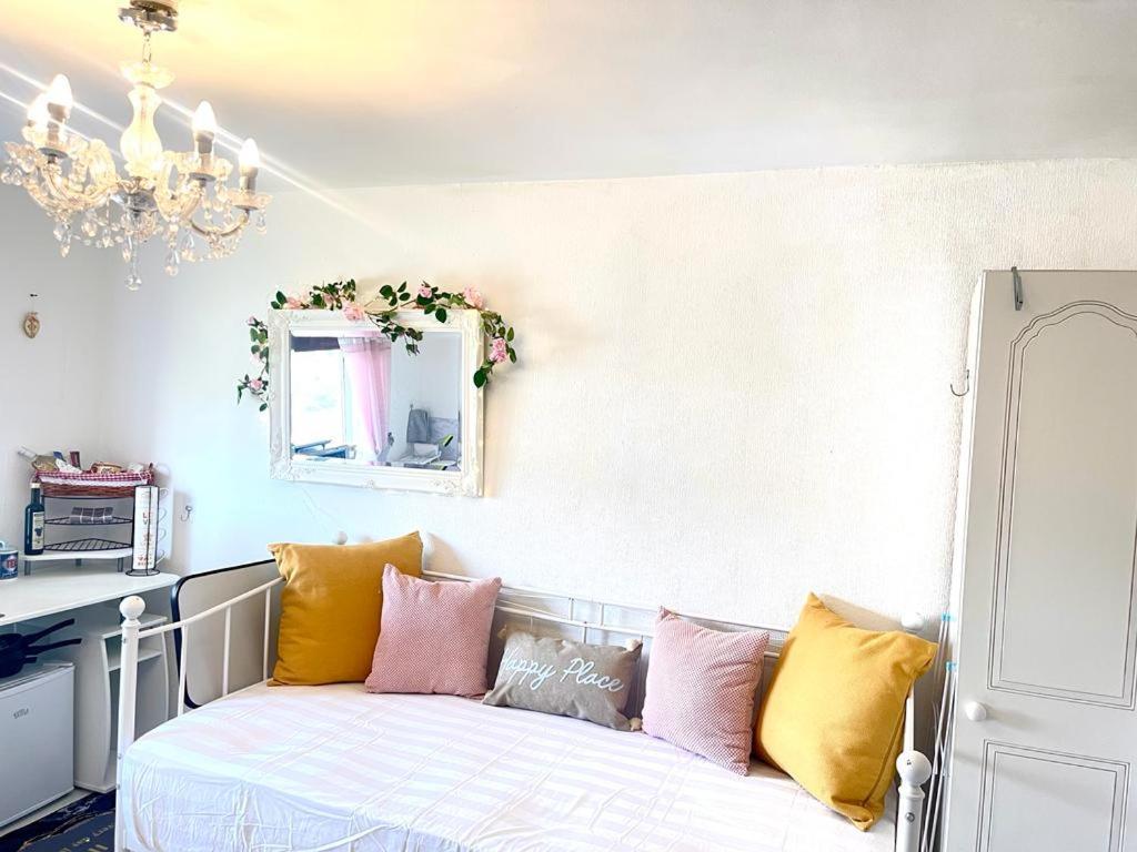 Happy Place With Kitchenette- Female Only Guest house London