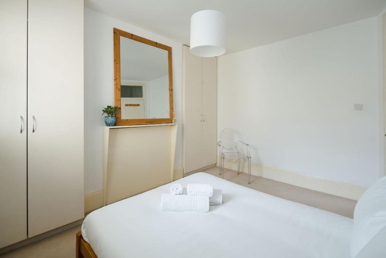 Beautiful Designer Flat In Maida Vale, Sleeps 4 Appartement Londen