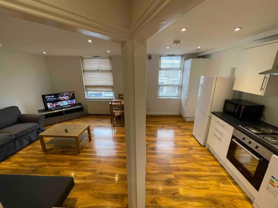Comfortable 1 Bedroom And Double Sofa Bed Flat * Londres