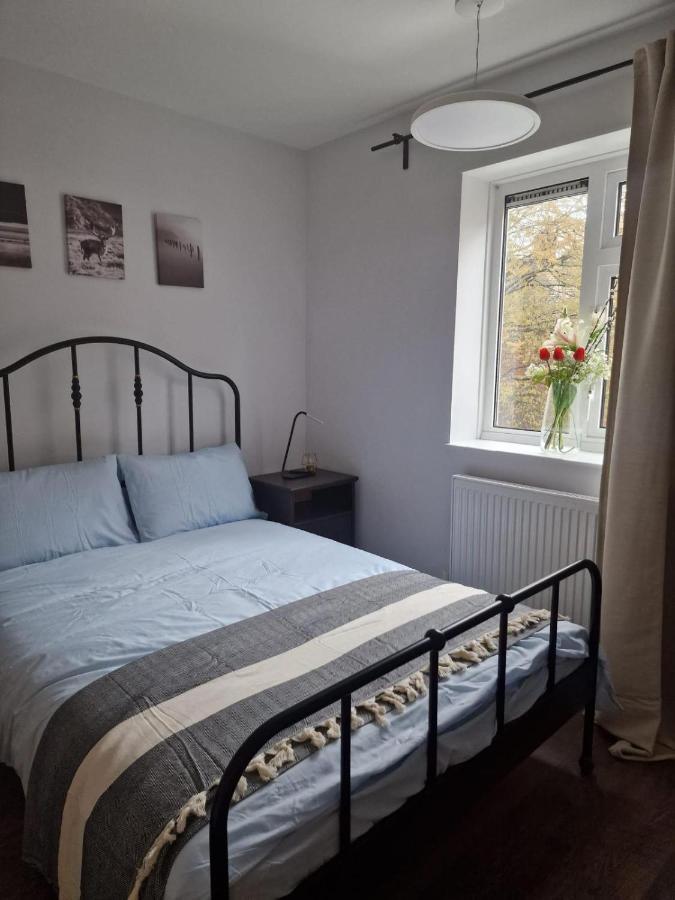 Ozan's Flat Double Bedroom-1, Sharing Kitchen And Bath Leilighet London