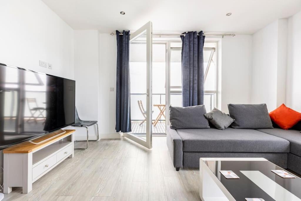 Stylish & Comfortable Top-floor Flat In Harrow * Londen