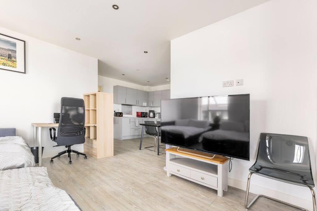 Stylish & Comfortable Top-floor Flat In Harrow * Londen