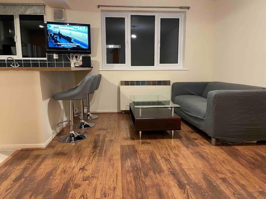 Self Contained 1 Bed Flat Next To Transport For Canary Wharf And Excel, O2 With Free Parking * Londra