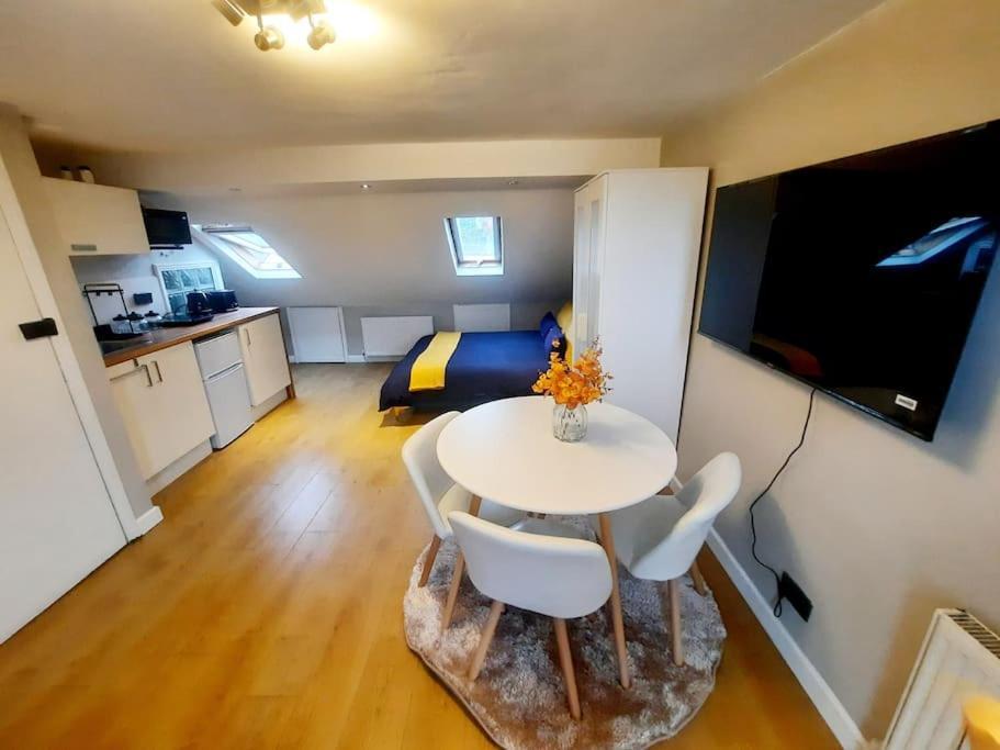 Alross Flat / Private Bathroom