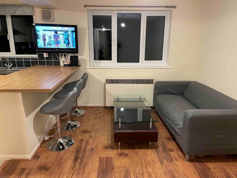 Appartamento Self Contained 1 Bed Flat Next To Transport For Canary Wharf And Excel, O2 With Free Parking Londra