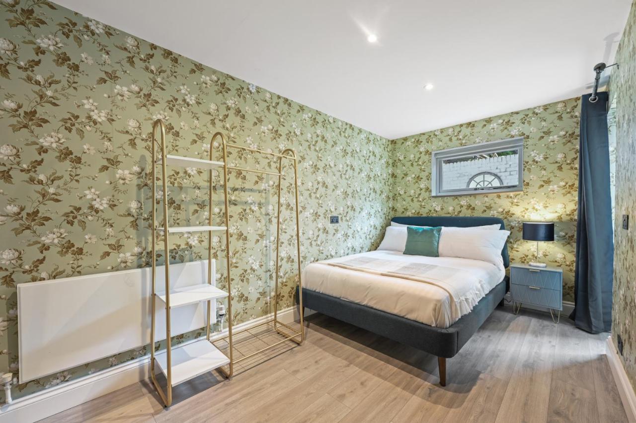 Stunning 3 Bed 2 Bathroom Basement Flat In Earls Court, Apartment *