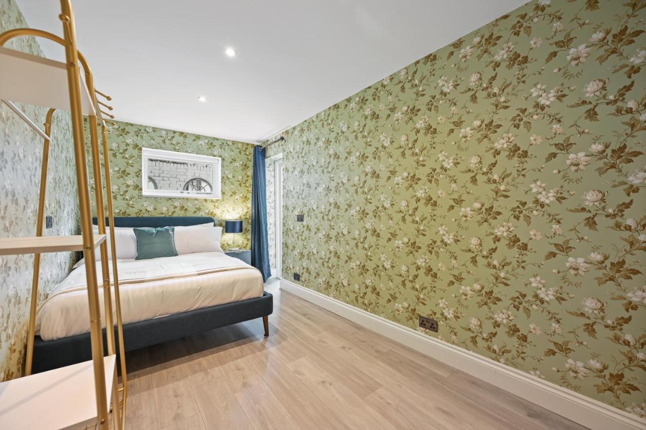 Apartment Stunning 3 Bed 2 Bathroom Basement Flat In Earls Court, *