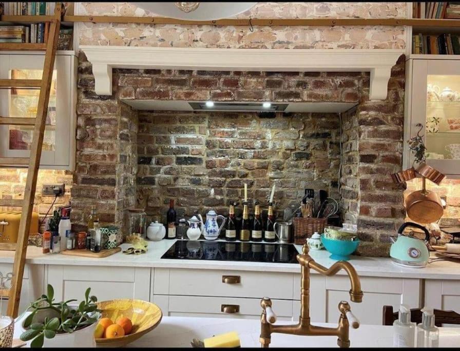Gorgeous Grade Ii Listed Georgian House - Leafy Square Views - London