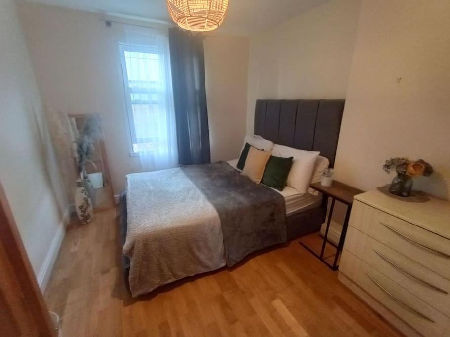 1- Bedroom Flat In London, Sleeps 4, Good Transport Link Lejlighed