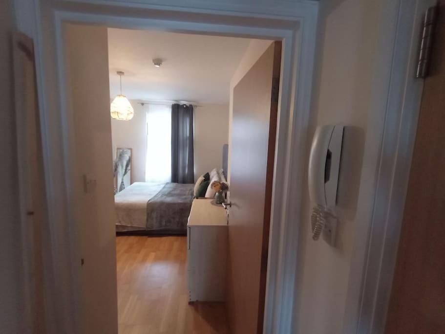1- Bedroom Flat In London, Sleeps 4, Good Transport Link Lejlighed London