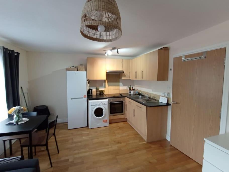 1- Bedroom Flat In London, Sleeps 4, Good Transport Link Lejlighed *