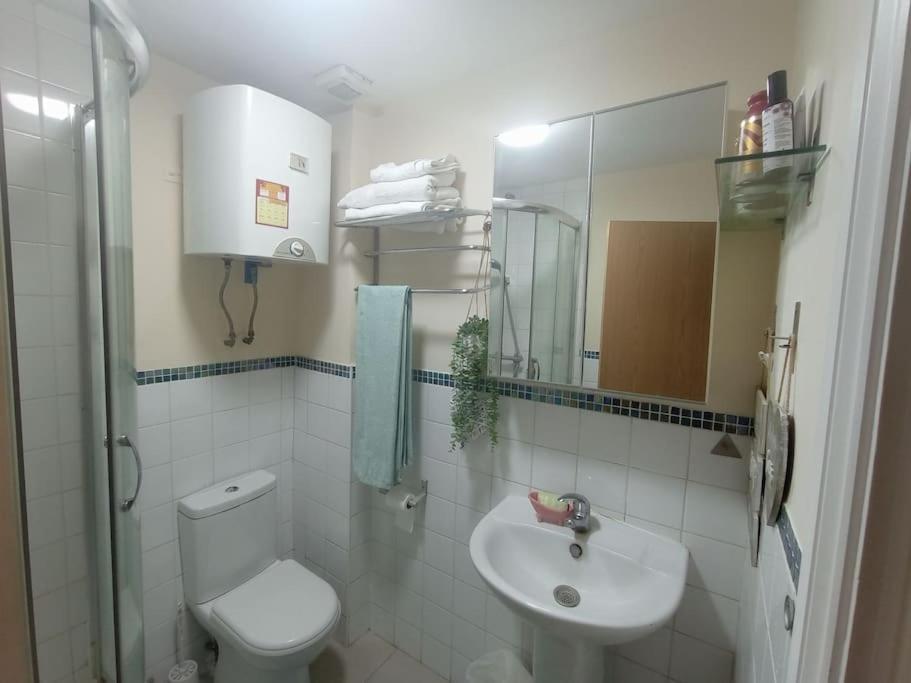1- Bedroom Flat In London, Sleeps 4, Good Transport Link Londen
