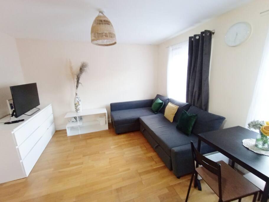 1- Bedroom Flat In London, Sleeps 4, Good Transport Link Londen