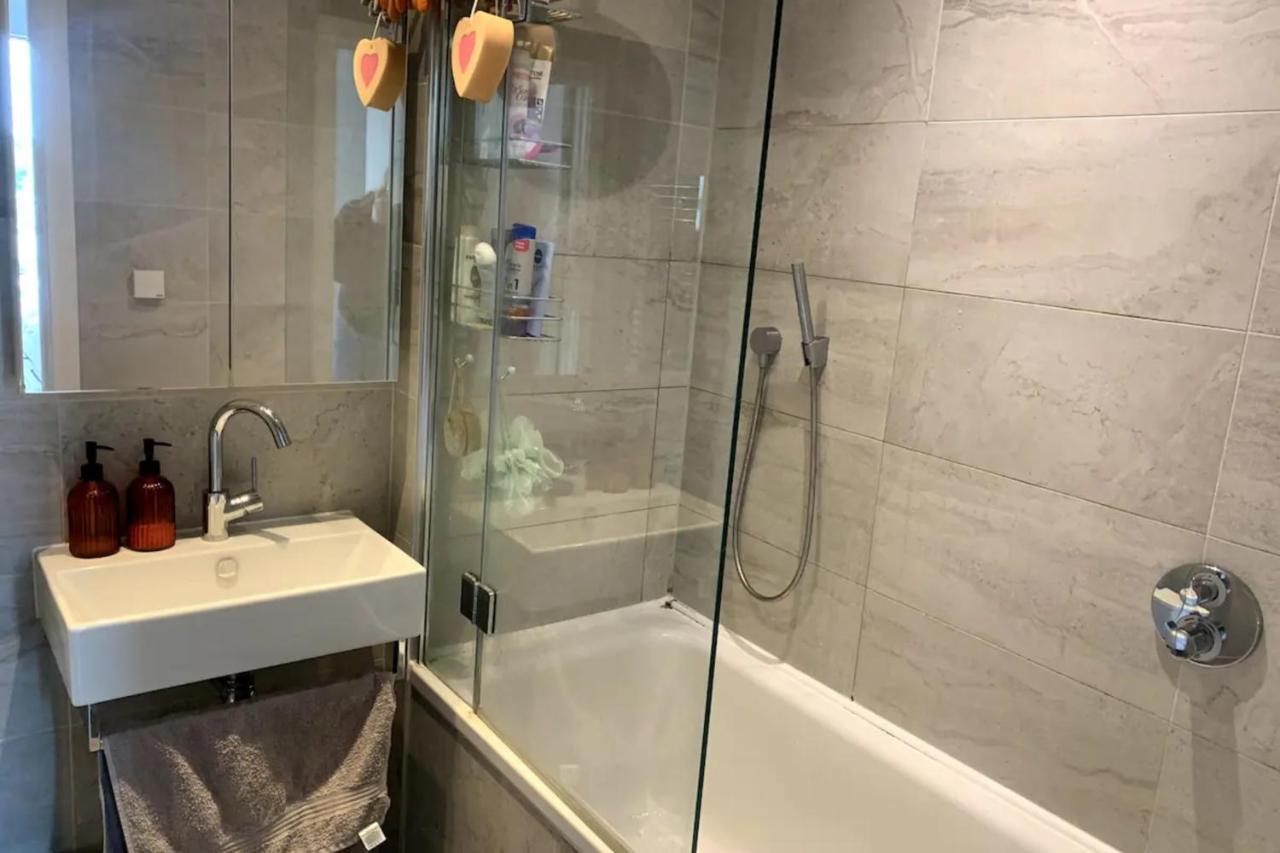 Stylish 2bd Flat With Private Balcony - Battersea