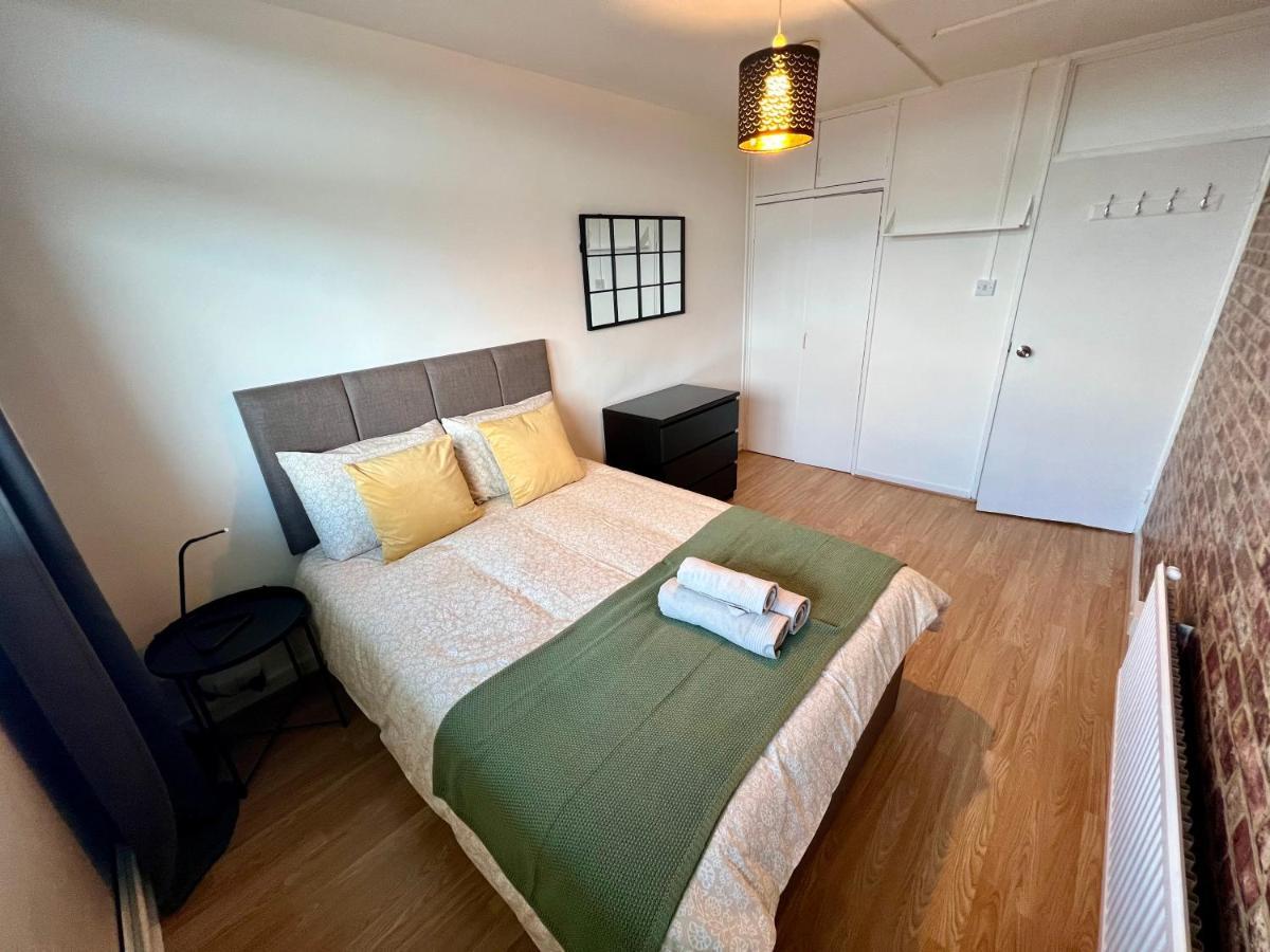 New Tower Bridge , Canada Water 2 Bedroom Flat With A View Lägenhet London