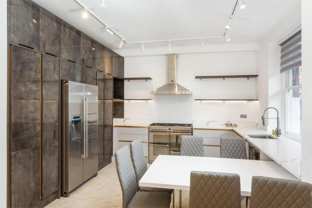 Modern Chelsea Flat, 3bd 2bath, With Parking Leilighet London