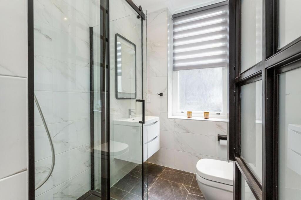 Modern Chelsea Flat, 3bd 2bath, With Parking Leilighet London