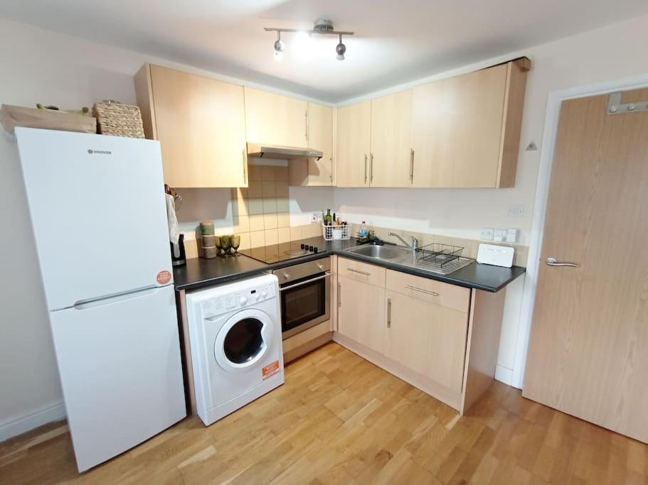1- Bedroom Flat In London, Sleeps 4, Good Transport Link * London