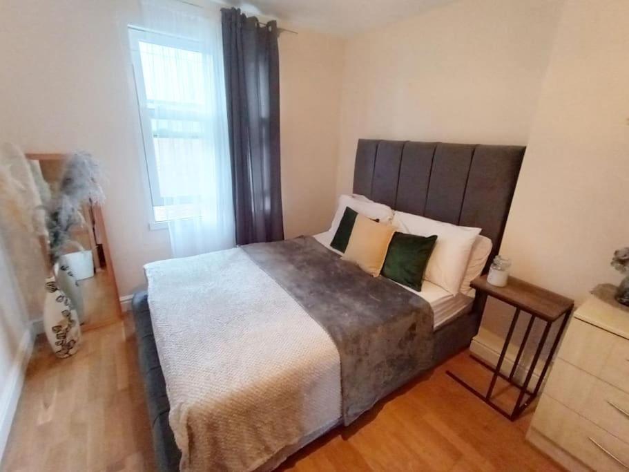 Lejlighed 1- Bedroom Flat In London, Sleeps 4, Good Transport Link London
