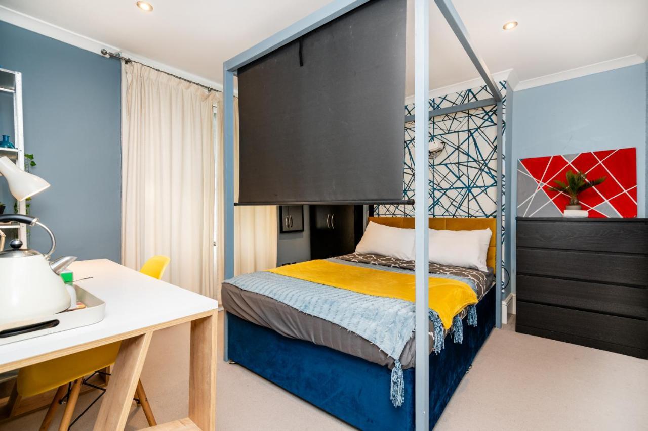 Double W/projector & Garden Hot Tub Alloggio in famiglia Londra