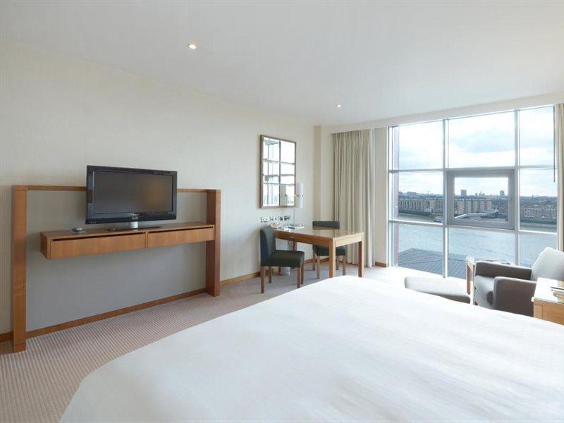 Canary Riverside Plaza